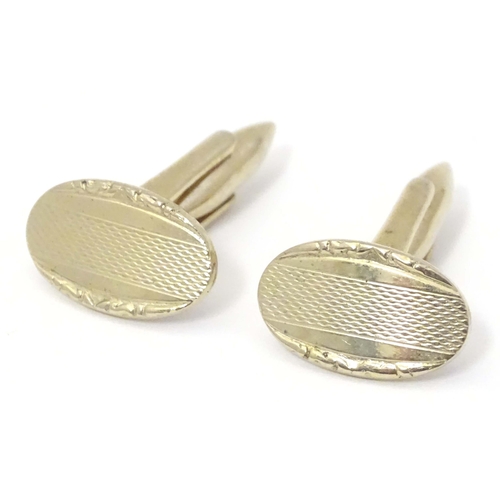 723 - A quantity of assorted cufflinks to include some silver and white metal examples.