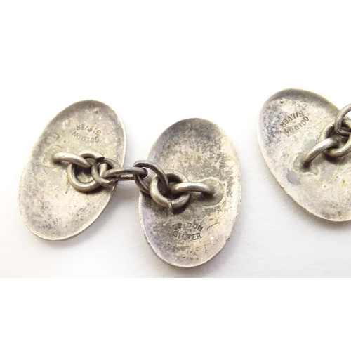 723 - A quantity of assorted cufflinks to include some silver and white metal examples.