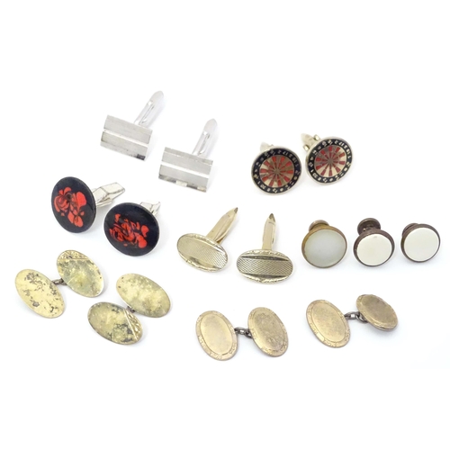 723 - A quantity of assorted cufflinks to include some silver and white metal examples.