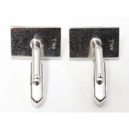 723 - A quantity of assorted cufflinks to include some silver and white metal examples.