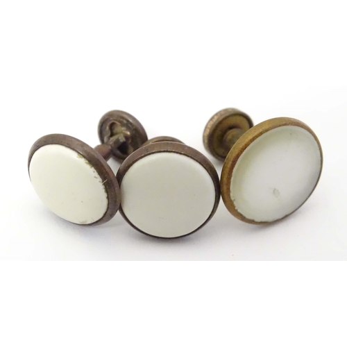 723 - A quantity of assorted cufflinks to include some silver and white metal examples.