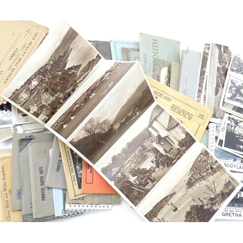 962 - A quantity of early 20thC souvenir photograph booklets containing black and white snapshots of vario... 