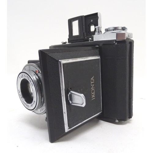 1163 - A mid 20thC Zeiss Ikonta 521, 6x4.5mm film camera, in leather case with original box. 5 1/4