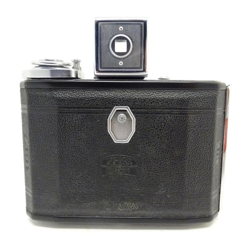 1163 - A mid 20thC Zeiss Ikonta 521, 6x4.5mm film camera, in leather case with original box. 5 1/4