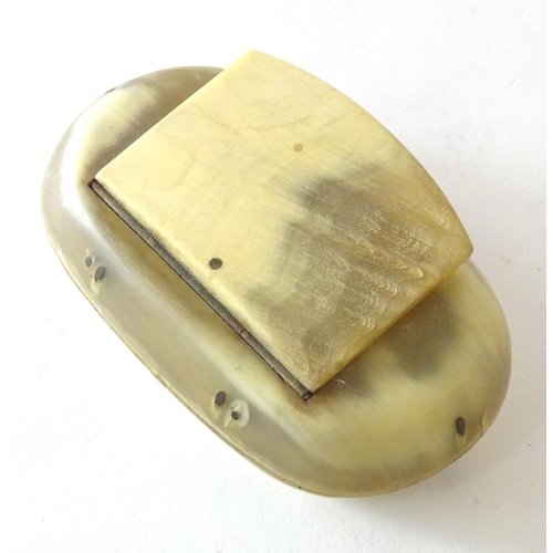 1195 - A 19thC horn snuff box with hinged lid. Approx. 3 1/4