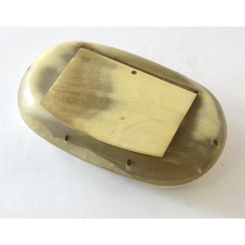 1195 - A 19thC horn snuff box with hinged lid. Approx. 3 1/4