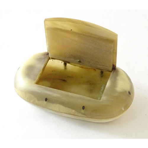 1195 - A 19thC horn snuff box with hinged lid. Approx. 3 1/4