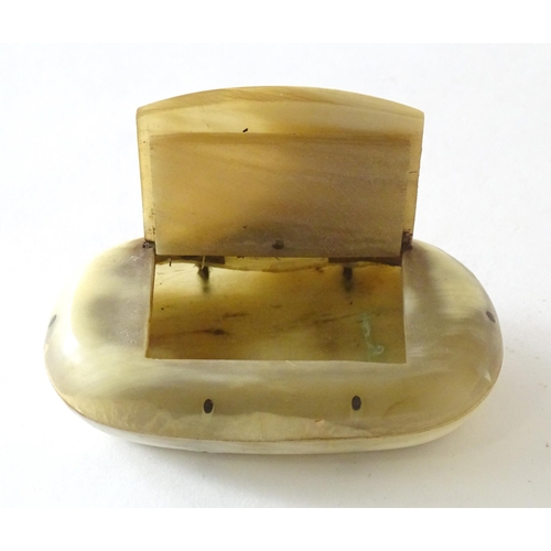 1195 - A 19thC horn snuff box with hinged lid. Approx. 3 1/4