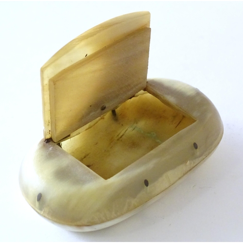 1195 - A 19thC horn snuff box with hinged lid. Approx. 3 1/4