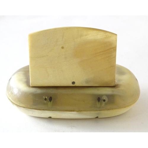 1195 - A 19thC horn snuff box with hinged lid. Approx. 3 1/4