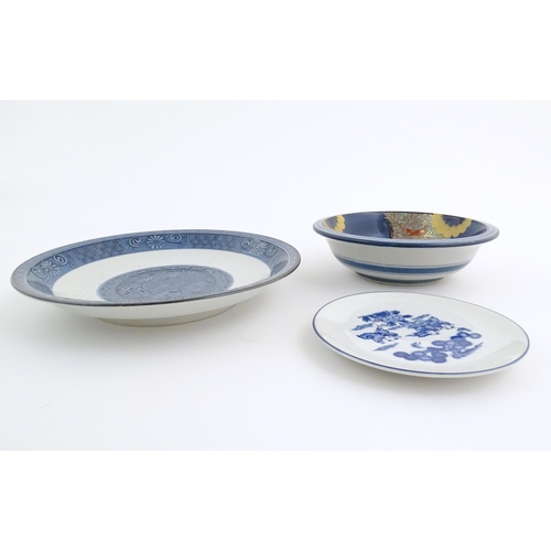 39 - A quantity of Oriental items to include a blue and white plate decorated with a landscape scene, a b... 