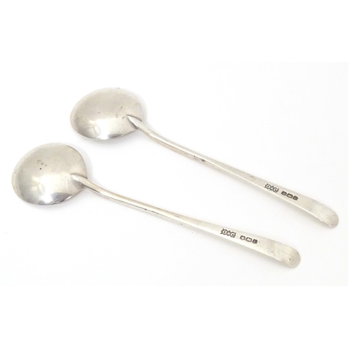 425 - Two Art Deco silver preserve / jam spoons hallmarked Sheffield 1923, maker G & C. Approx. 5 1/4