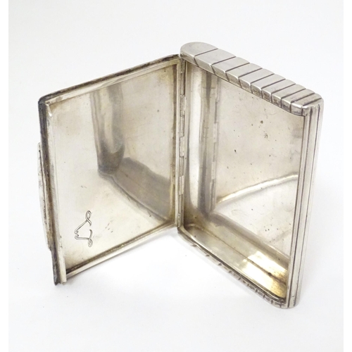 431 - An Art Deco white metal cigarette case with blue sapphire cabochon to clasp. Approx. 4