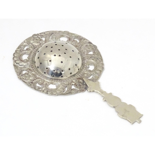 434 - A Continental white metal strainer, probably Dutch. Approx. 5