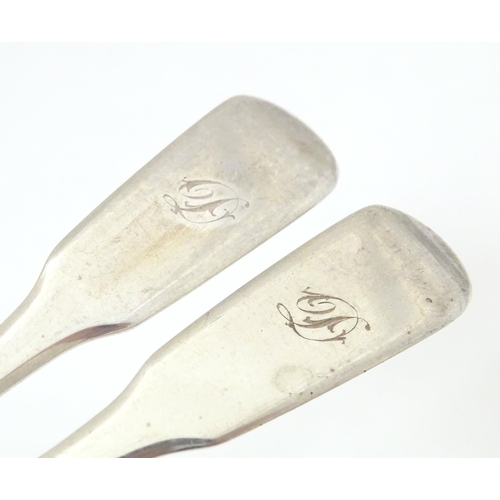 442 - A pair of Geo III silver Fiddle pattern teaspoons, hallmarked London 1817, maker W. S. Approx. 5 3/4... 