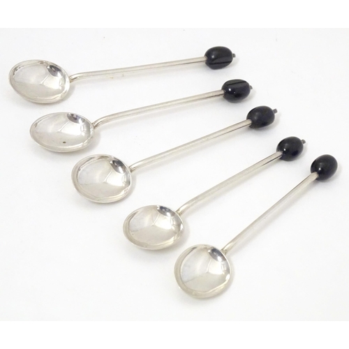 493 - Five coffee spoons with coffee bean decoration, hallmarked Birmingham 1923, maker J. S. Approx. 4 1/... 