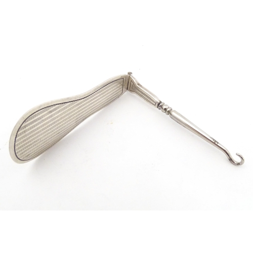 501 - A silver folding button hook / shoe horn, hallmarked London 1927, importer Israel Segalov. Approx. 6... 