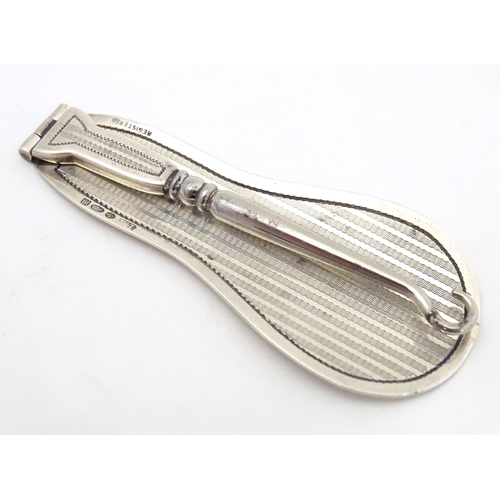 501 - A silver folding button hook / shoe horn, hallmarked London 1927, importer Israel Segalov. Approx. 6... 