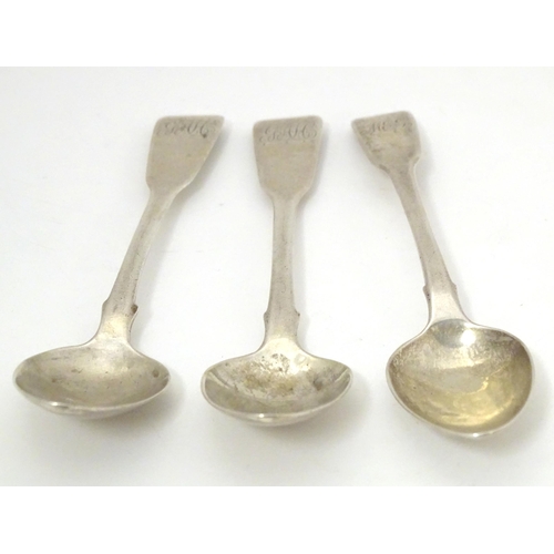 507 - Three Geo IV silver Fiddle pattern teaspoons comprising two hallmarked London 1822, maker W. S. and ... 