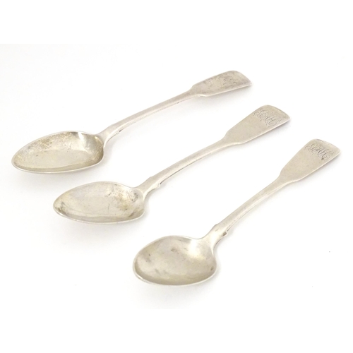 507 - Three Geo IV silver Fiddle pattern teaspoons comprising two hallmarked London 1822, maker W. S. and ... 