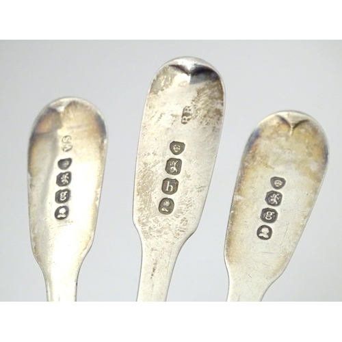 507 - Three Geo IV silver Fiddle pattern teaspoons comprising two hallmarked London 1822, maker W. S. and ... 