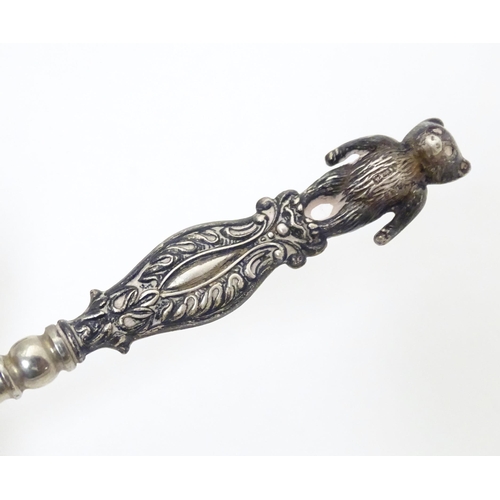 334 - A silver button hook the handle formed as a bear hallmarked Birmingham 1909, maker Adie Lovekin Ltd.... 