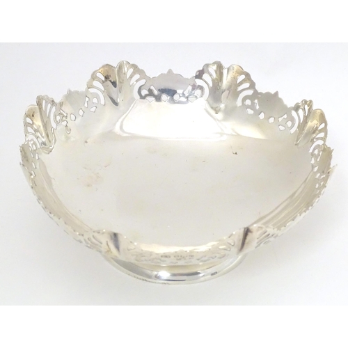 344 - A silver bon bon dish with pierced decoration hallmarked Sheffield 1957, maker Viner's Ltd. Approx. ... 