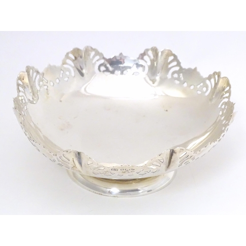 344 - A silver bon bon dish with pierced decoration hallmarked Sheffield 1957, maker Viner's Ltd. Approx. ... 