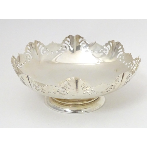 344 - A silver bon bon dish with pierced decoration hallmarked Sheffield 1957, maker Viner's Ltd. Approx. ... 