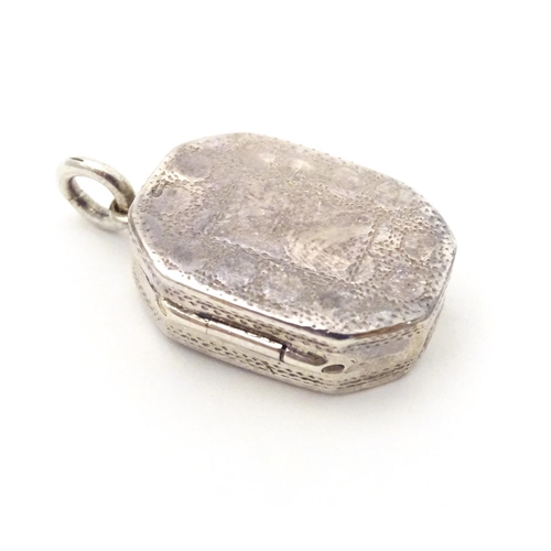 346 - A Geo III silver vinaigrette with engraved decoration, hallmarked Birmingham c. 1804, maker Samuel P... 