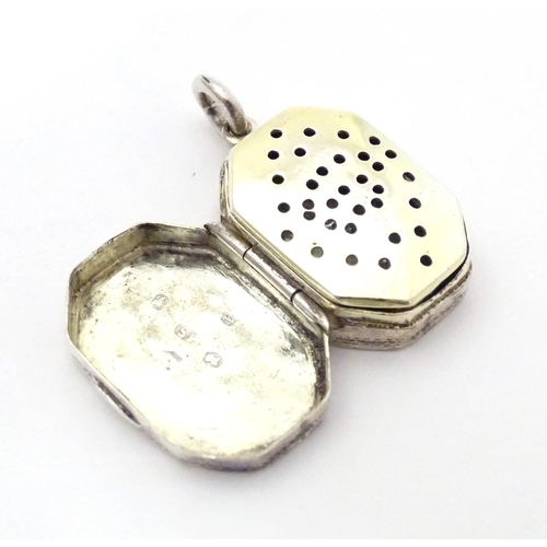 346 - A Geo III silver vinaigrette with engraved decoration, hallmarked Birmingham c. 1804, maker Samuel P... 