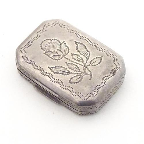 371 - A Geo III silver vinaigrette with engraved decoration and floral pierced grille within hallmarked Bi... 