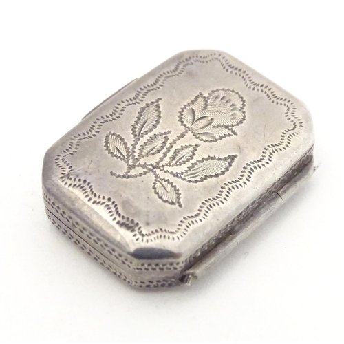 371 - A Geo III silver vinaigrette with engraved decoration and floral pierced grille within hallmarked Bi... 