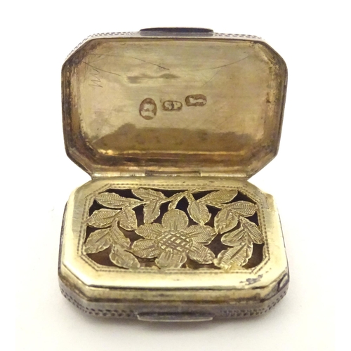 371 - A Geo III silver vinaigrette with engraved decoration and floral pierced grille within hallmarked Bi... 