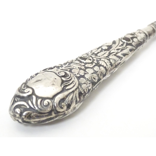 374 - A button hook with embossed silver handle, hallmarked Birmingham 1900. Approx. 11