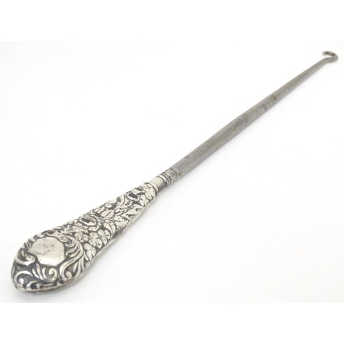 374 - A button hook with embossed silver handle, hallmarked Birmingham 1900. Approx. 11