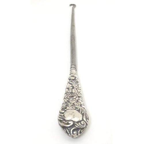 374 - A button hook with embossed silver handle, hallmarked Birmingham 1900. Approx. 11