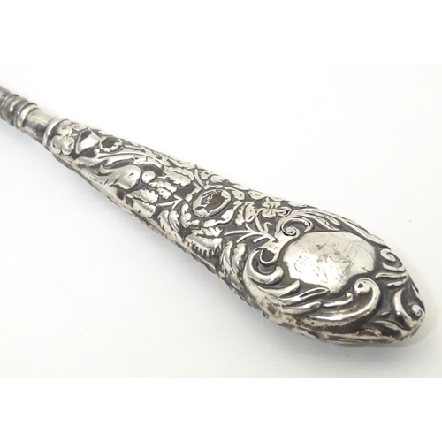 374 - A button hook with embossed silver handle, hallmarked Birmingham 1900. Approx. 11