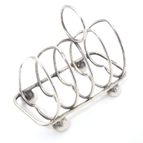 293 - A silver five bar toast rack of heart form, hallmarked Sheffield 1911, maker Walker & Hall. Approx. ... 