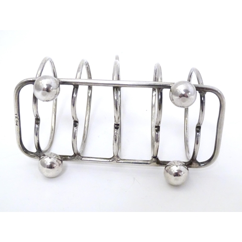 293 - A silver five bar toast rack of heart form, hallmarked Sheffield 1911, maker Walker & Hall. Approx. ... 