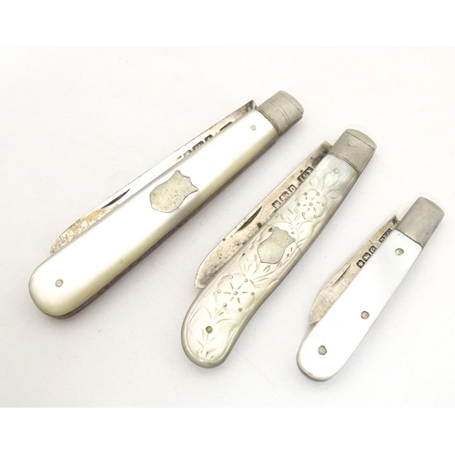 307 - Three various silver folding fruit knives with mother of pearl handles hallmarked Sheffield 1911, ma... 