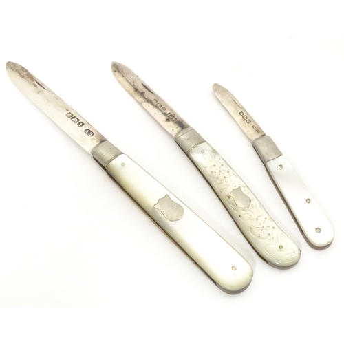 307 - Three various silver folding fruit knives with mother of pearl handles hallmarked Sheffield 1911, ma... 