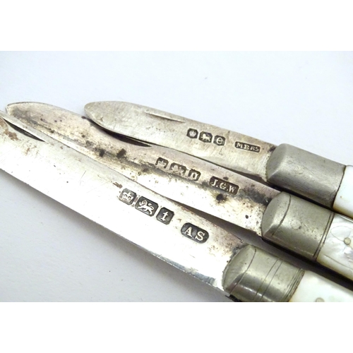 307 - Three various silver folding fruit knives with mother of pearl handles hallmarked Sheffield 1911, ma... 