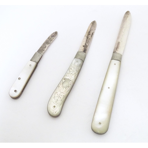 307 - Three various silver folding fruit knives with mother of pearl handles hallmarked Sheffield 1911, ma... 