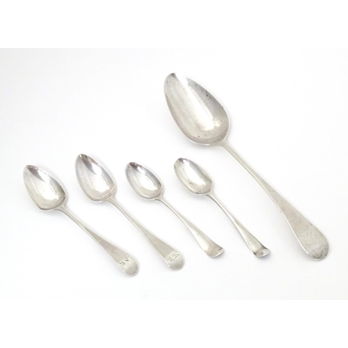 323 - Assorted late 19th / early 20thC silver flatware comprising two pairs of teaspoons and a table spoon... 