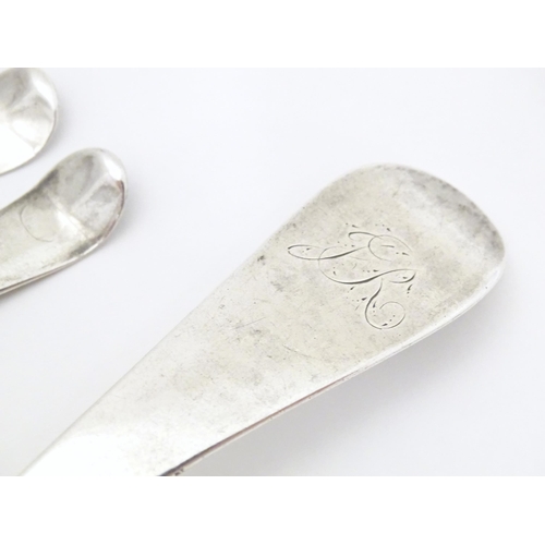 323 - Assorted late 19th / early 20thC silver flatware comprising two pairs of teaspoons and a table spoon... 