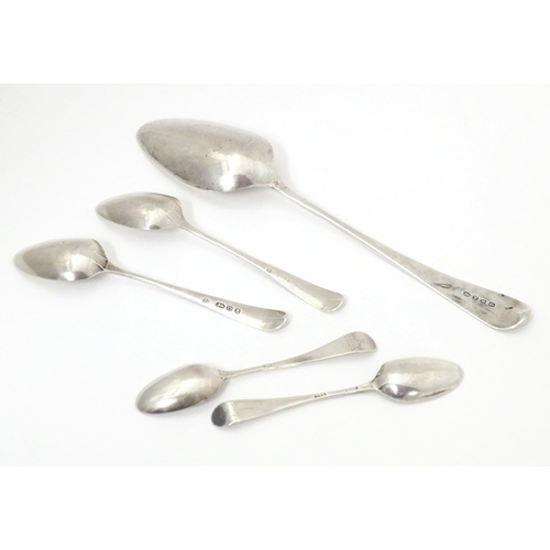 323 - Assorted late 19th / early 20thC silver flatware comprising two pairs of teaspoons and a table spoon... 