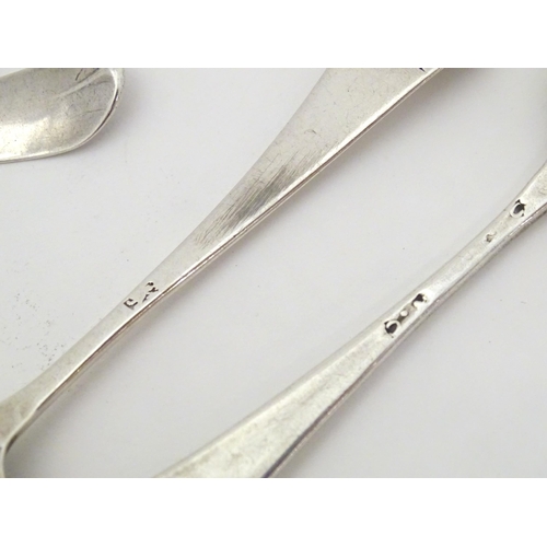 323 - Assorted late 19th / early 20thC silver flatware comprising two pairs of teaspoons and a table spoon... 