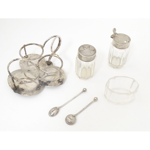 333 - A silver cruet stand with salt, mustard and pepper, hallmarked London 1904, maker Hukin & Heath