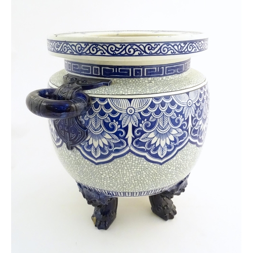 171 - A large Victorian Minton blue and white jardiniere / planter with twin handles standing on four feet... 